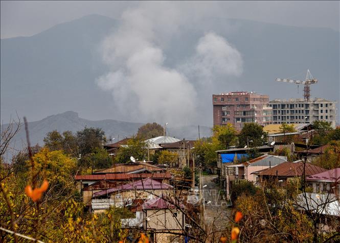 Khói bốc lên trong cuộc xung đột tại khu vực Nagorno-Karabakh,ngày 6/11/2020. Ảnh: AFP/TTXVN