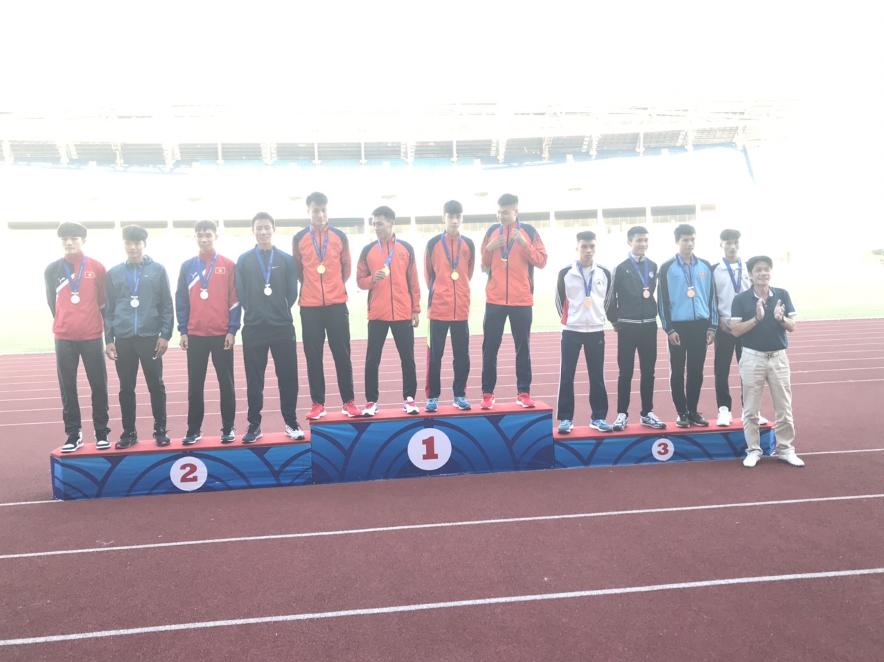 Đội tiếp sức 4x800m nam Đồng Nai nhận HCB   
