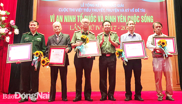 Nhà văn Nguyễn Trí (bìa phải) được trao giải B cuộc thi viết tiểu thuyết, truyện và ký lần thứ 4 do Bộ Công an và Hội Nhà văn Việt Nam phối hợp tổ chức. Ảnh: NVCC