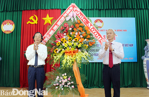  Bí thư Tỉnh ủy Nguyễn Phú Cường tặng hoa chúc mừng lễ kỷ niệm