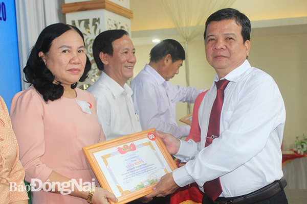 Phó giám đốc Sở Y tế Nguyễn Hữu Tài trao giấy khen cho tập thể đạt thành tích xuất sắc.