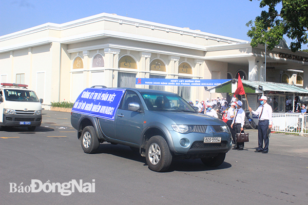 Đoàn xe diễu hành mang theo các thông điệp về phòng, chống HIV/AIDS.