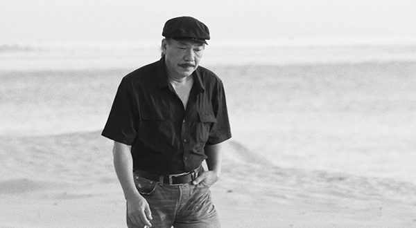 Nhạc sĩ Trần Tiến suy tư bên bờ biển - cảnh mở đầu phim Màu cỏ úa
