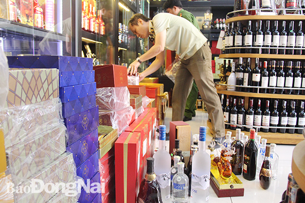 Rượu ngoại giả, rượu nhập lậu tại một cửa hàng bán rượu ngoại bị cơ quan chức năng phát hiện và xử lý