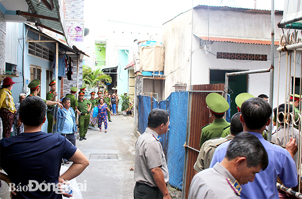 Cục Thi hành án dân sự tỉnh triển khai cưỡng chế thi hành một bản án có hiệu lực nhưng người bị thi hành án cố tình trì hoãn tại P.Tân Phong (TP.Biên Hòa). Ảnh: Đoàn Phú