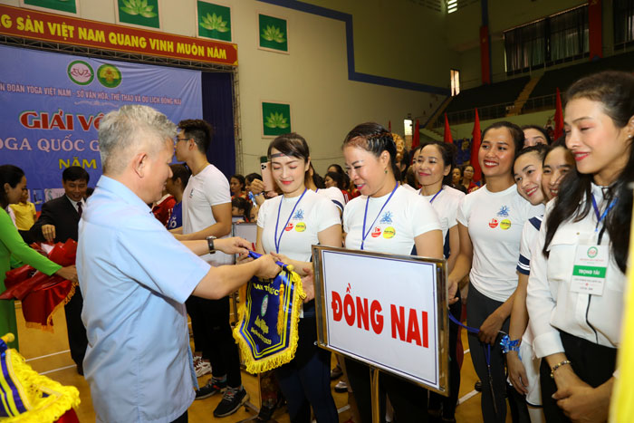 Ông Lê Kim Bằng, Giám đốc Sở VH-TTDL Đồng Nai tặng cờ lưu cho các đoàn tham dự
