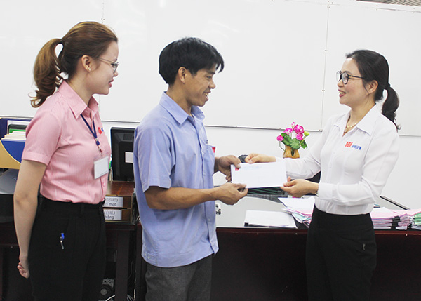 Đại diện Công đoàn cơ sở Công ty TNHH Sản xuất đồ mộc Chien Việt Nam (H.Long Thành) khen thưởng công nhân có nhiều sáng kiến trong sản xuất