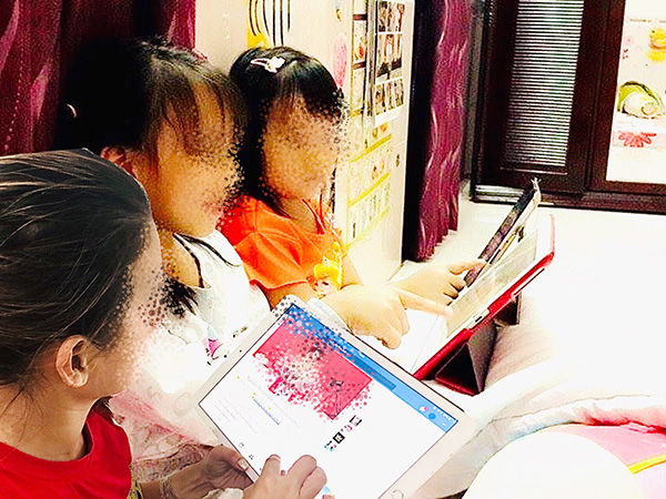 Thời gian rảnh, mẹ và con mỗi người mỗi máy tính bảng để lướt mạng xã hội