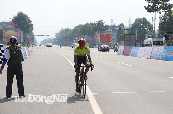 Tay đua Đặng Trung Dũng (Sài Gòn Velo Q.1) về nhất chặng 4