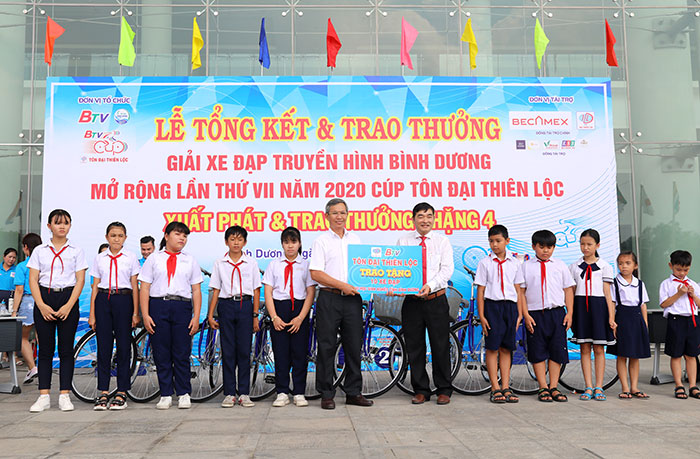 Tặng 10 chiếc xe đạp cho học sinh nghèo học giỏi