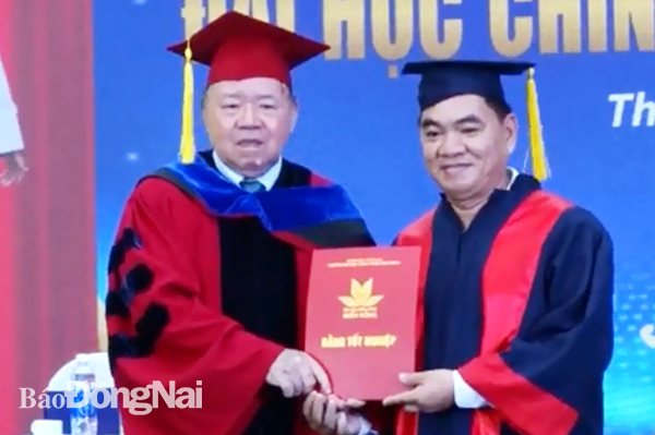 PGS.TS.NGND Huỳnh Minh Hoàng, Hiệu trưởng Trường đại học công nghệ miền Đông trao bằng tốt nghiệp cho tân dược sĩ đại học