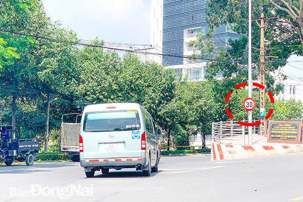 Biển báo giới hạn tốc độ 30km/giờ trên đường cặp theo tường sân bay Biên Hòa (thuộc P.Quang Vinh, TP.Biên Hòa). Ảnh: Đông Hồ
