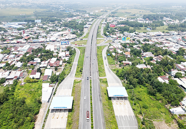 Đường cao tốc TP.HCM - Long Thành - Dầu Giây - tuyến giao thông kết nối quan trọng của vùng Đông Nam bộ. Ảnh: Phạm Tùng