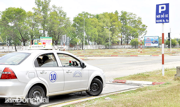 Học viên thi thực hành lái xe tại Trung tâm Đào tạo, sát hạch lái xe loại 1 (Sở GT-VT) tại TP.Biên Hòa. Ảnh: Thanh Hải
