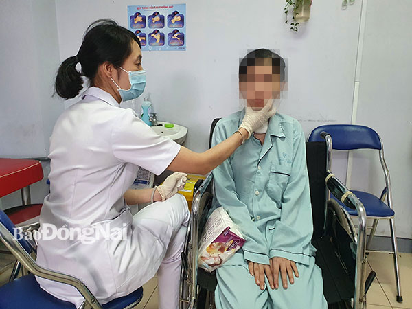 Bệnh nhân T. được tập cải thiện chức năng nuốt trước khi xuất viện