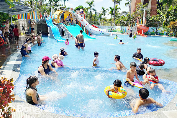 Khu du lịch Thiền Tâm (TP.Biên Hòa) thu hút du khách với mô hình du lịch chăm sóc sức khỏe. Trong ảnh: Hồ tắm nước khoáng tại Khu du lịch Thiền TâmĐoàn khách du lịch Đồng Nai trải nghiệm mô hình du lịch cộng đồng tại tỉnh Trà Vinh Ảnh:N. Liên