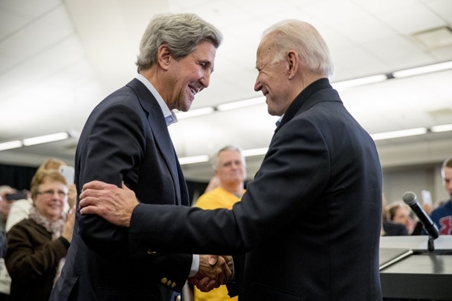 Cựu Ngoại trưởng John Kerry và Tổng thống đắc cử Mỹ Joe Biden. Ảnh AP. 