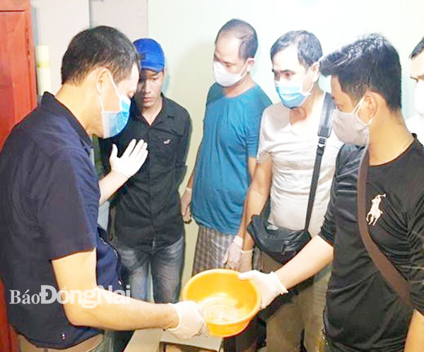 Lực lượng Công an tỉnh khám xét, thu giữ ma túy trong phòng trọ của đối tượng Vũ Hoàng Nam tại TP.Biên Hòa. Ảnh: Công an cung cấp