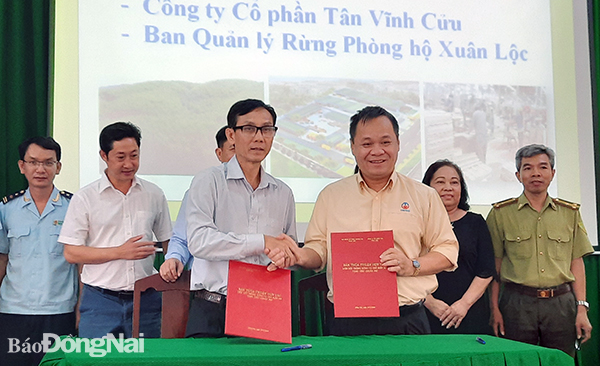Ký kết hợp tác giữa Công ty cổ phần Tân Vĩnh Cửu và Ban quản lý rừng phòng hộ Xuân Lộc 