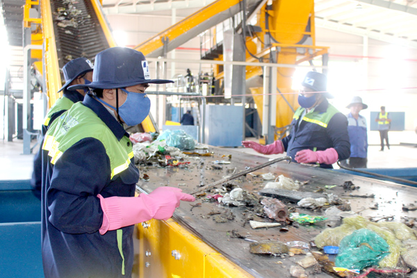 Công nhân làm việc tại Nhà máy xử lý rác Vĩnh Tân (H.Vĩnh Cửu)