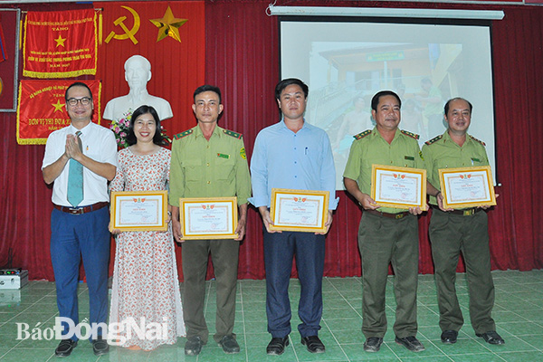 Ông Phạm Hồng Lượng, Giám đốc VQG Cát Tiên khen thưởng cho các cá nhân đạt thành tích trong cuộc vận động “Dân vận khéo”(Nguồn ảnh: VQG Cát Tiên)