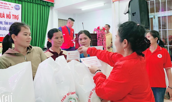 Đoàn tặng quà cho người dân H.Vạn Ninh (tỉnh Khánh Hoà)