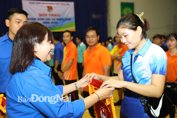 Phó bí thư phụ trách Tỉnh đoàn, Chủ tịch Hội LHTN tỉnh Nguyễn Thanh Hiền tặng cờ lưu niệm cho các dơn vị tham dự hội thao