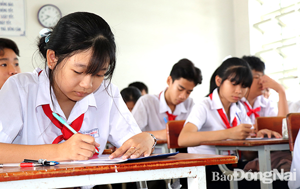 Em Hồ Quỳnh Nhi (học sinh lớp 9/6, Trường THCS Thống Nhất, TP.Biên Hòa) trong giờ kiểm tra
