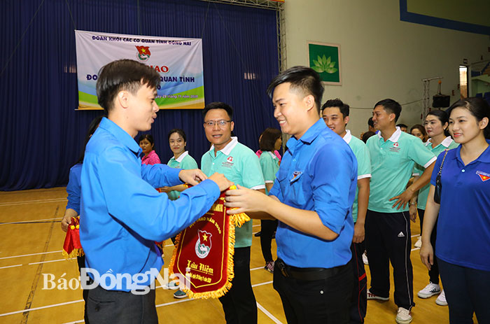 Bí thư Đoàn khối các cơ quan tỉnh Vy Hoài Vũ tặng cờ lưu niệm cho các đơn vị tham dự giải