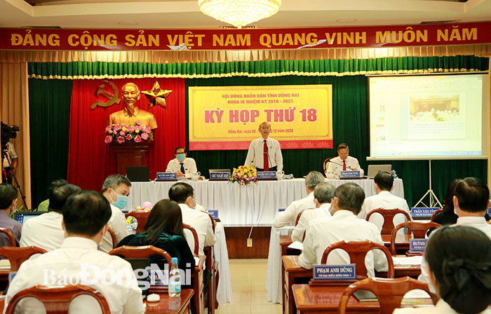 Ủy viên Trung ương Đảng, Bí thư Tỉnh ủy, Chủ tịch HĐND tỉnh Nguyễn Phú Cường chủ trì kỳ họp. Ảnh: Công Nghĩa