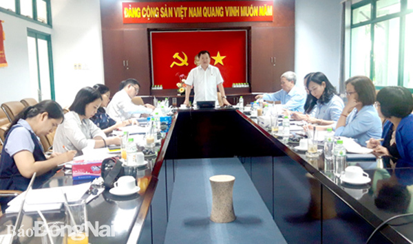 Đoàn công tác của Liên đoàn Lao động tỉnh kiểm tra hoạt động Công đoàn tại Liên đoàn Lao động H.Trảng Bom. Ảnh: L.Mai