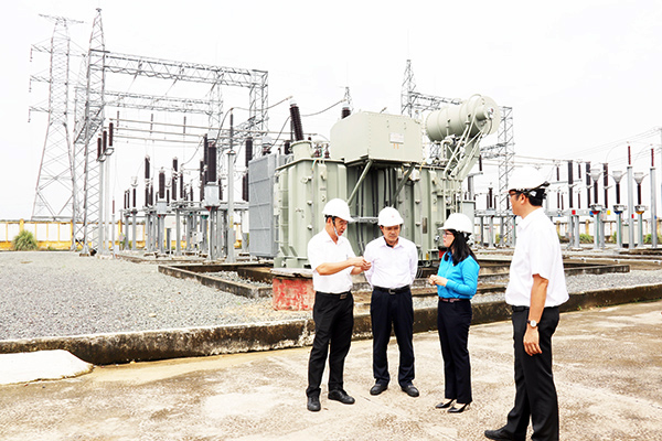 Kiểm tra nghiệm thu công trình lắp đặt thiết bị tại máy 2 trạm biến áp 110kV Bình Sơn trước khi đóng điện. Ảnh: Hoàng Lộc