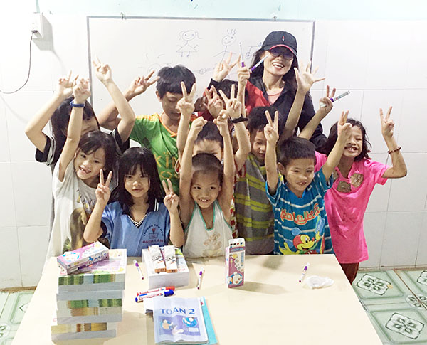 Chị Nguyễn Thị Hải Âu (P.Long Bình, TP.Biên Hòa) trong một đợt sinh hoạt, vui chơi với các em nhỏ tại Cơ sở Bảo trợ xã hội Nhân ái ở H.Thống Nhất