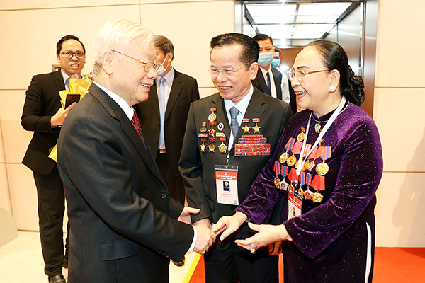 Tổng bí thư, Chủ tịch nước Nguyễn Phú Trọng với đại biểu Đồng Nai dự đại hội. Ảnh: TTXVN