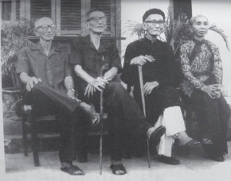 Sơn Vương (thứ 2 bên trái qua) cùng gia đình