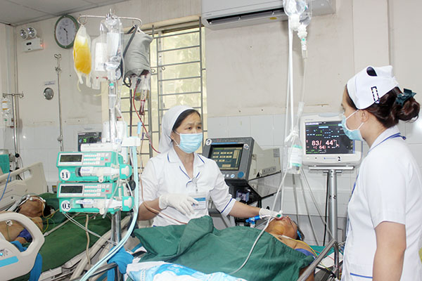 Các điều dưỡng Khoa Hồi sức tích cực chống độc Bệnh viện Đa khoa Thống Nhất trao đổi công việc và chăm sóc bệnh nhân bị bệnh nặng. Ảnh: Hạnh Dung