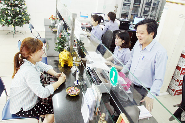 TS Ngô Đức Duy điều hành công việc tại Quỹ tín dụng nhân dân Phước Thái (H.Long Thành). Ảnh: Hải Hà