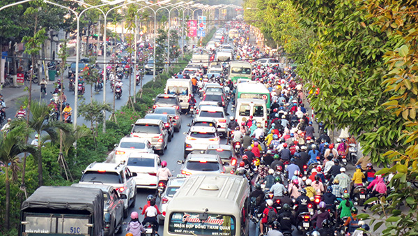 Kẹt xe thường xuyên xảy ra trên đường Nguyễn Ái Quốc tại khu vực đèn tín hiệu giao thông đoạn trước cổng Trường TH-THCS-THPT Bùi Thị Xuân (TP.Biên Hòa). Ảnh: Thanh Hải
