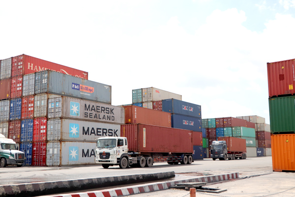 Do đơn hàng cuối năm tăng cao nên nhiều doanh nghiệp về logistics lo thiếu container rỗng để luân chuyển hàng hóa xuất khẩu. Trong ảnh: Bốc dỡ hàng hóa tại cảng Đồng Nai