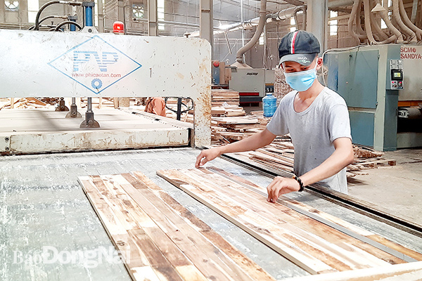 Sản xuất đồ gỗ xuất khẩu tại một doanh nghiệp ở Biên Hòa. Ảnh:V. Gia