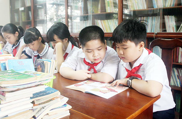 Học sinh Trường tiểu học Lý Thường Kiệt (P.Tân Hiệp, TP.Biên Hòa) đọc sách tại thư viện trường trong giờ ra chơi