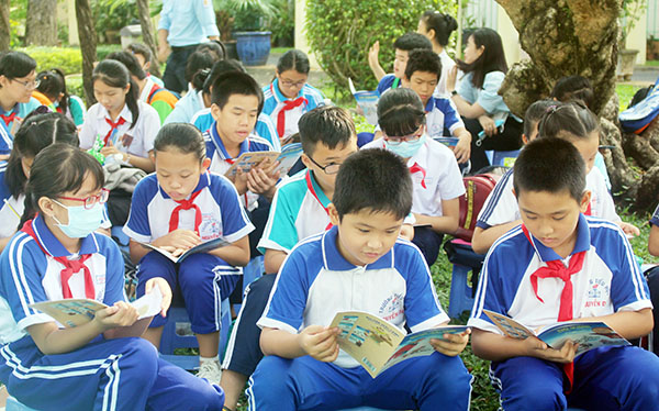 Các em học sinh đọc sách tại buổi sinh hoạt chuyên đề giới thiệu sách mới do Nhà thiếu nhi Đồng Nai tổ chức. Ảnh: L.Na