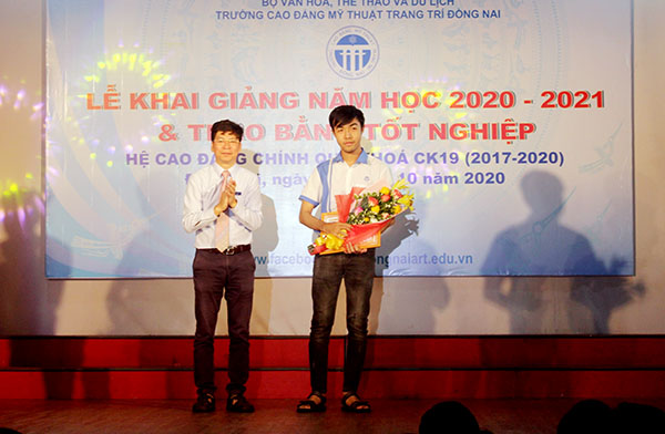 TS Trương Đức Cường, Hiệu trưởng Trường cao đẳng Mỹ thuật trang trí Đồng Nai tặng giấy khen cho Nguyễn Minh Tuấn
