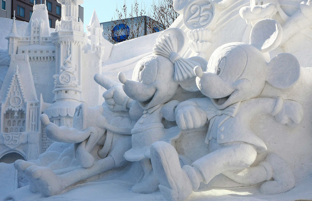 Tượng điêu khắc bằng tuyết Chuột Micky và Minnie tại Lễ hội tuyết Sapporo, Nhật Bản, tháng 2/2020. Ảnh minh họa: telegraph.co.uk