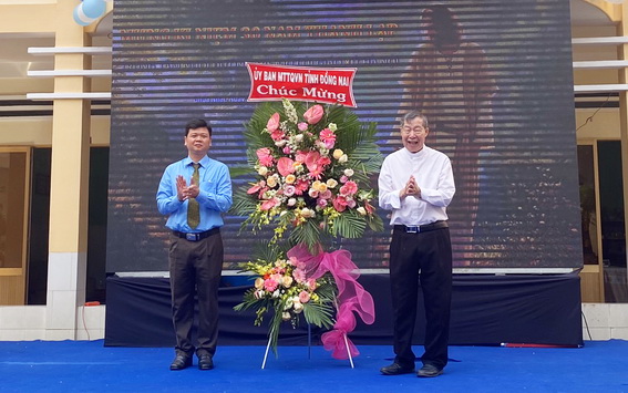 Phó chủ tịch Ủy ban MTTQ Việt Nam tỉnh Vũ Đình Trung tặng lẵng hoa chúc mừng giáng sinh 2020