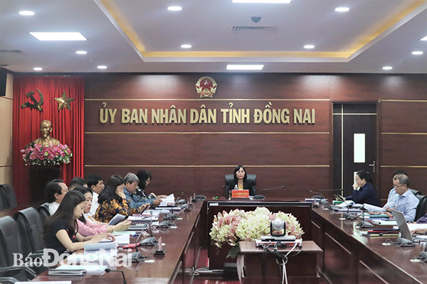 Phó Chủ tịch UBND tỉnh Nguyễn Thị Hoàng cùng đại diện các sở, ngành, đơn vị ham dự hội nghị tại điểm cầu tỉnh Đồng Nai.