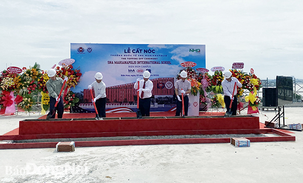 Các đại biểu thực hiện nghi thức cất nóc công trình Trường SNA Marianapolis - Biên Hòa Campus