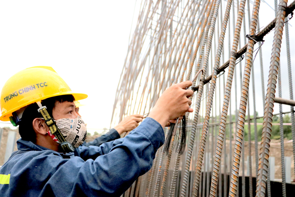 Công nhân thi công hạng mục mố trụ cầu vượt đường cao tốc Phan Thiết- Dầu Giây qua đường tỉnh 765, H.Xuân Lộc