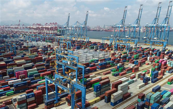 Hàng hóa tại cảng Thanh Đảo, Trung Quốc, ngày 13-9-2020. Ảnh: AFP/TTXVN