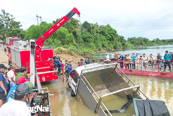 Đội Chữa cháy và cứu nạn - cứu hộ khu vực Trảng Bom trục vớt chiếc xe tải chìm dưới sông Đồng Nai đoạn qua xã Hiếu Liêm (H.Vĩnh Cửu) ngày 7-12. Ảnh: Đơn vị cung cấp